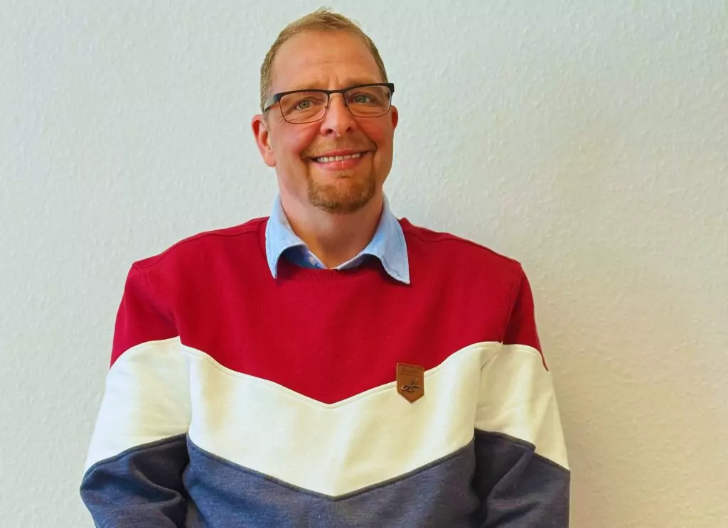 Noah S., Pflegekraft beim ambulanten Pflegedienst Helfende Hände in Hamburg – Einblick in den Pflegealltag beim ambulanten Pflegedienst Helfende Hände in Hamburg